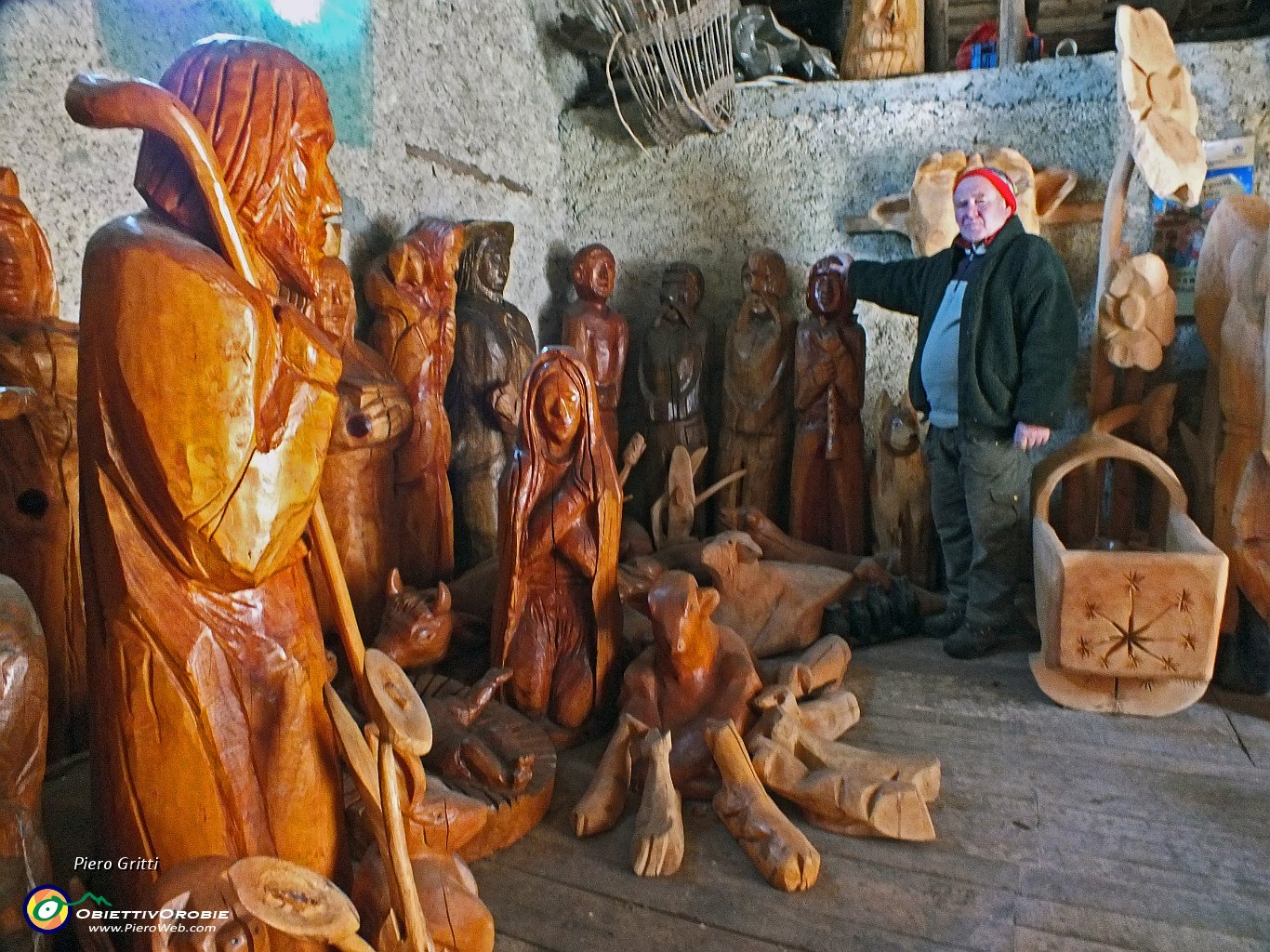 47 Il Rosso mi mosstra le sue sculture lignee del Presepio ed oltre.JPG